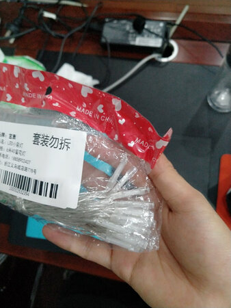 快递京东真的牛  隔天送货，但问题是我买的雪花灯  送来普通小圆灯  联系客服不理我，我找京东客服给换货，换来还是小圆灯！闹心啊！给京东5星好评！给店家差评！太差劲了，这不忽悠人嘛！