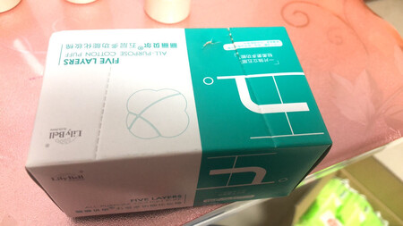 外形外观：绿色包装袋，看着就很清新，有收紧带，用过后可以拉紧，防尘，不错的设计
吸水程度：吸水效果好，不厚，不浪费
使用触感：棉片轻薄柔软，卸妆搽脸很舒服，一点都不会有摩擦的刺痛感
厚薄程度：薄款，厚度适中，不会太薄擦脸刺痛，也不会太厚，费水，特别好
产品质感：柔软舒适，百分之百棉
其他特色：快递很给力，双十一送货也很快，有货立马送到，赠了一片化妆棉，可以另外一个赠品没货了，总之双十一活动力度大，很划算