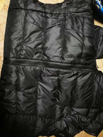 价格优惠，衣服刚收到，不知掉不掉绒，总体来说还不错。