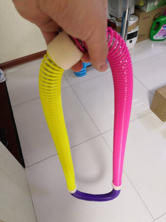 都可以，呼啦圈有点难啊，脚按摩垫很疼，适应一会就好，效果明显，一会脚就热了，效果不错，坚持几天应该有效果，穿袜子会减轻负担，慢慢来，不错的产品，简单实用，用时也要小心，不要受伤，毕竟还是挺疼的，推荐试试活动性价比高