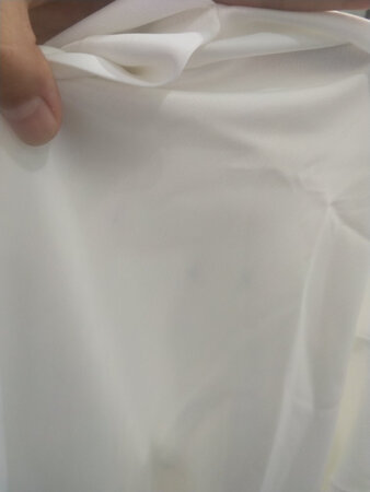 衣服一拿到就是脏的，客服半天不回