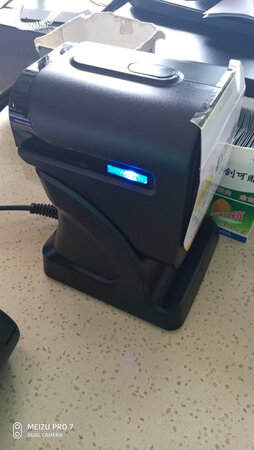 速度很快，一不留神就扫上了，所以整了一个纸片挡住了。