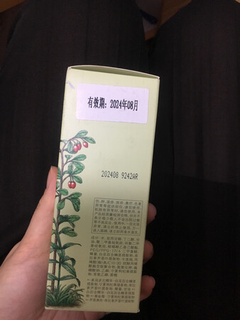 一直用其他品牌的，想换个牌子。乳液接近水状，挺滋润的，也好吸收，味道很喜欢~属于满意的产品，下次试试滋润型的~