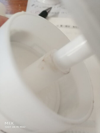 以前买过这个产品的东西觉得还行，这次真的是很失望，外面无塑封，开口处一圈黑的，明显被人打开过，打开后里面更加脏，完全不敢用了，没时间去来回退换货，只能扔了，质量严重不过关，还好没买接触到皮肤的东西，会向315进行投诉