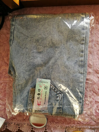 衣服特别好，客服也很耐心，很好的一条裤子，卡扣自己弄了半天，才想起求助客服被自己蠢哭了，哈哈哈哈哈哈。好在客服没有嫌弃我秒发了视频，必须好评(o^^o)，大爱裤子，大爱客服，么么哒，哈哈(?ω?)hiahiahia，穿起来刚刚好。喜欢的小伙伴千万不要错过哦
