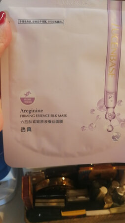 产品质感：丝宝润滑，非常服帖
使用感受：非常服帖，精华液非常多，非常舒服
适合肤质：混合型，皮肤敏感皮肤
补水效果：补水效果挺好的，主要是它有抗衰老的成分
贴合效果：贴合非常好，蚕丝面膜非常好
其他特色：加入了多肽，有紧致皮肤的效果，贴了一次效果特别明显，非常推荐