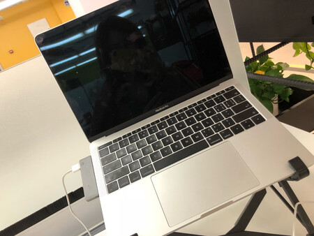 电脑挺好用的，几乎全新，没有磨损，很划算。卖家服务也不错，帮忙安装了需要的软件，都是免费的软件，ps使用起来无压力，很顺畅