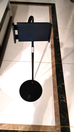 做工优良，外观简洁大方，放着很稳，万向轴不错，可以随意调节方向，上端调节杆做长一些可以满足更多应用场景，或者提供不同长度配件就更好了。