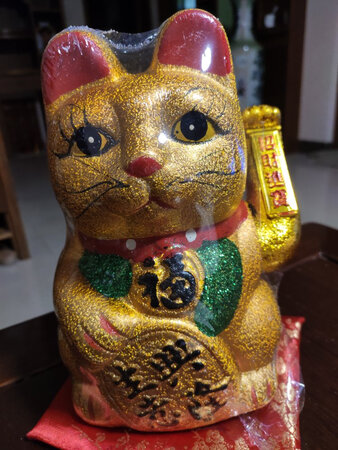 大小合适，颜色很好看，只是坐垫有点开线。