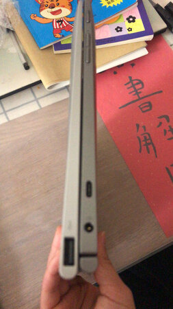 外观材质：很好看。。小巧玲珑。。很好用

屏幕效果：显示清晰。。
运行速度：别装360。。。别装360！！
轻薄程度：薄薄薄。。
其他特色：非常实用。。携带方便。。适合随身携带的实用