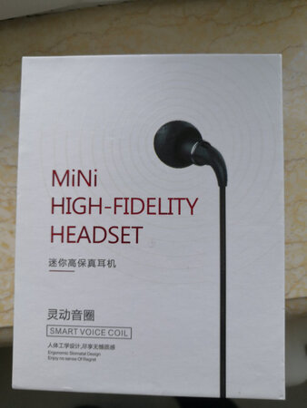 这个耳机音质还行，就是硅胶套容易掉，晚上带着睡觉，早上起来硅胶套就不知道跑哪去了?