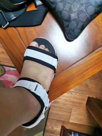 鞋码很正，鞋底很有弹性，上脚很舒服，走起路来很轻松，第二次回购