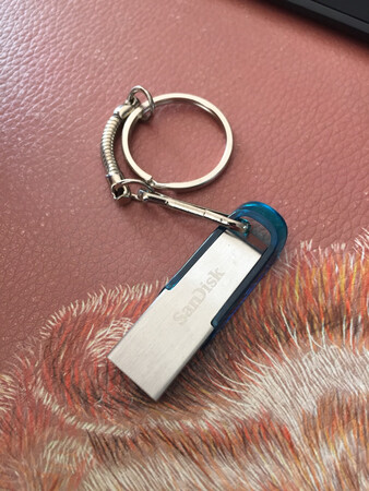 外观小巧，还有保密软件。挺不错的，传输速度还行
