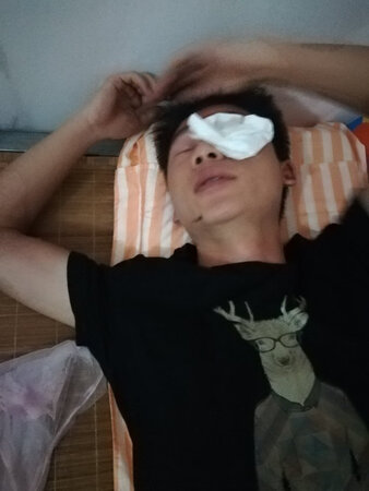 感应不好，自动变色不稳定。一日下来晚上开始眼痛流眼泪，好难受，购买慎重