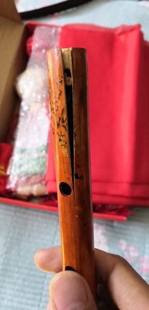 这就是质量，太差了！客服，笛子都成什么样了，还说是压的，可能吗，能不能看看再说？装货不检查质量吗？