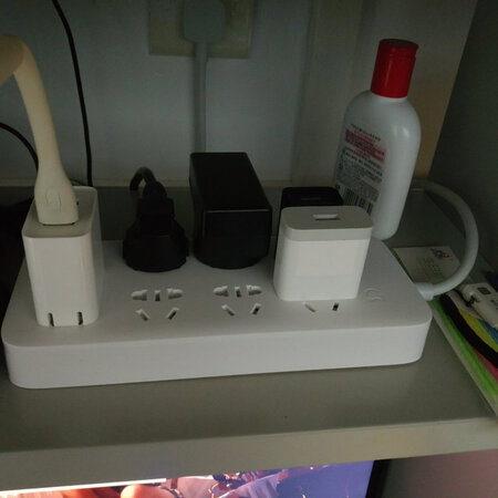 外形外观：简约而不失大气。简洁而又不简单。
安全性能：厚实。
产品质感：好。很舒服。观感好
其他特色：线材粗。安全门紧实。试问哪一个男孩子不喜欢紧一点呢。
看着就是一件艺术品。小米插排。很给力！喜欢