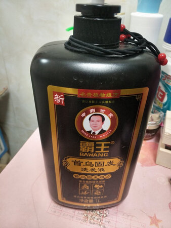 今天用了这个洗发水，颜色棕色的，有股淡淡的药味。泡沫丰富，至于效果，过段时间在追评吧！就是两鬓有白发，每年秋天掉头发严重。一洗头发掉好几把。这是第一次使用霸王这个牌子的洗发水，谢谢店家赠送了一个小瓶护发素。快递很给力，当天第二天就送到了。为京东的物流和快递员点赞。