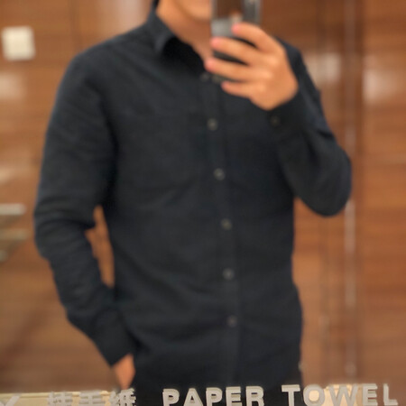 绝对超级喜欢这件衬衫，刚刚好赶上特惠活动，刚刚好想买的颜色和尺码就是剩下的几件。买的时候担心穿上过于托尼老师，实际效果很好看满意。单位的空调非常的冷，穿普通的衬衫会有觉得冷到不舒服，这个牛津纺衬衫的厚度刚刚好，在单位不穿外套也不至于冷。