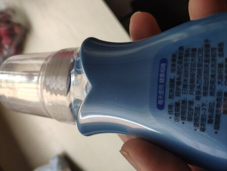 用起来还是非常不错的。不是那种很稀的液体是泡沫状的，很好用。也没有什么特别刺激性的味道。