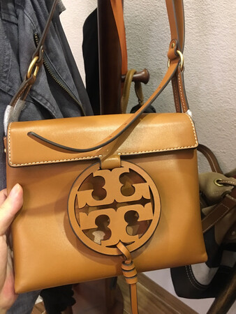 很喜欢，网上看到街拍一眼就爱上，可惜自己的城市没有专柜，京东的价格很好，包包完好，漂亮！