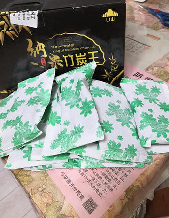 把一盒竹炭王摆放在新衣柜里，一周后衣柜里的气味确实小了，除味管用。