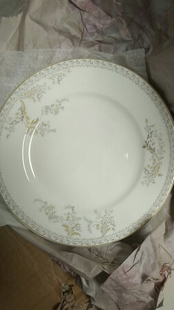 服了，彻底的服了，碎品更换了两次都是一样的，与原来的格格不入，心都碎了，无语了