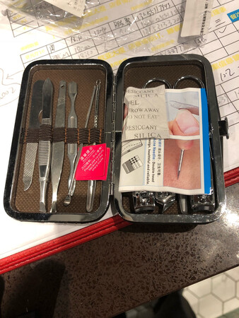 商品一般化 来的时候打开一看 包装盒的边都脏了 貌似不是新的 不过里面的东西看起来挺干净，也都齐全 说的过去吧。