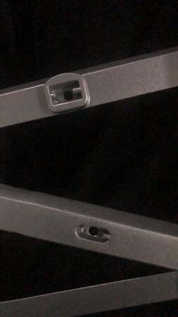 同一款产品，同一型号，两个显示器底座不同，高度不同，问客服，客服说没办法解决，也没有给出合理的解释，只会说反馈