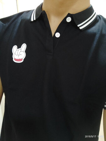 第一眼就看上了这衣服，没过两天衣服就到了，倒手后衣服比图片好看，就迫不及待的穿上了 非常合身 而且还特别好看。