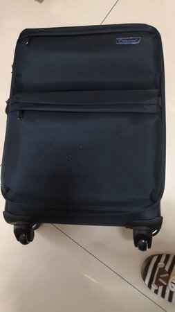 感觉还是大了点。材质尼龙布，能装不少东西