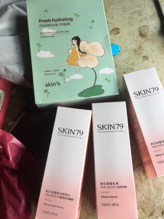 一直用的都是这个牌子 补水，效果好。  吸收好，不会过敏。 不油腻 用完脸上很滋润 是正品 客服服务好 还送的礼品面膜。
