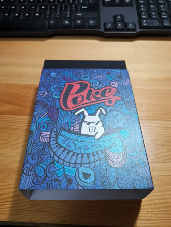 买了IE80S的耳机，不知道买什么前段好，看了很久还是瞄准了poke，使用感觉很不错，听人声确实好多了，细节明显了，听降央卓玛的歌，完全比手机好得多，很舒服的感觉，线配得很齐全，和我的SonyA55绝配，不用花更多钱买播放器了，我主要是上班和休息的时候听得多，不在乎便携什么的，第一次买耳放，感觉真心不错。