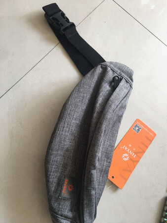 内部空间挺小的，应该是运动版本。平时出门用还是觉得不太够用