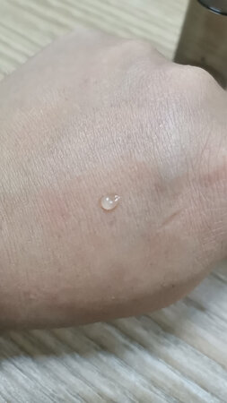 用了的确皮肤丝滑了，细纹也淡化了，不会再卡粉，而且控油效果非常明显。