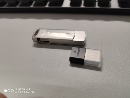 外形外观：外观小巧精致，适合携带
产品包装：包装简约不浪费，看起来却很漂亮
产品质量：产品质量不错，插入接口就能工作，并且不失真
（图里小的那个是）