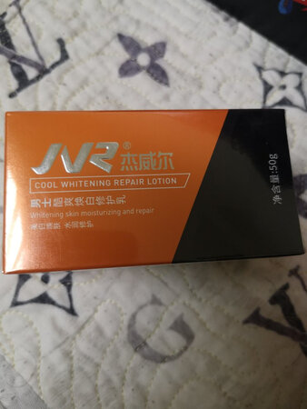 第一次买这个牌子的化妆品，评价上都说不错，所以买来试一试。西北地区空气干燥，用完之后最大的区别就是脸上不那么干了，也没有刺激皮肤的感觉。别的还说不上，等用一阵子再看看。赶上双十一，价格便宜，如果好用的话以后还买。京东快递神速，双十一都很准时就送到了。