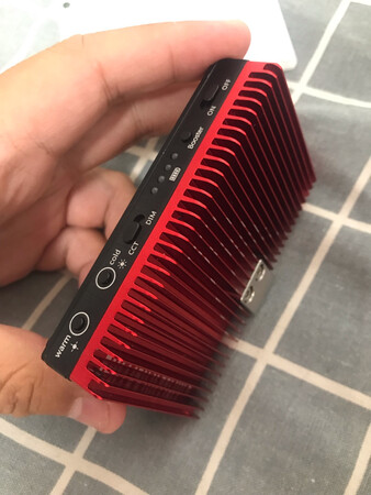 方便小巧特别的便携，整体亮度非常高。在暗光出补光效果特别明显。双色温随时调整方便不同光源下的补光需求。整体灯的分量比较压手，所以在使用时一定要固定好，从高处掉落如果压倒会有些危险。随灯赠送的转接怪手特别实用，可以轻松装在相机或者兔笼模块上。