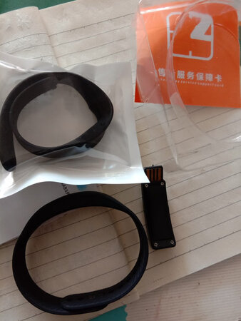 宝贝收到，孩子很喜欢，功能很齐全，还配送一条表带，儿子调试了一下就戴上了，很好！犹豫的亲们可以下单了！