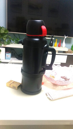 水壶质量看上去很好，装的多，带有背带和壶套，壶套上也有背带，出门背着很方便和家里暖水瓶一样大，装热水48小时后还有40多度，我买这个就是平时家里当暖瓶用，开车出远门时一路有热水喝，非常好。