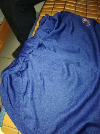 这衣服论质量，论做工，都不怎么样。