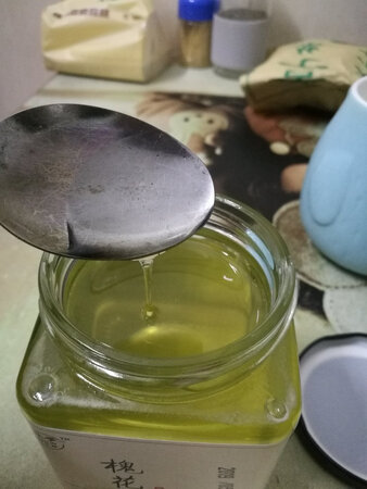 蜂蜜颜色有点淡淡的绿色，香味很特别，和别的蜂蜜不一样！