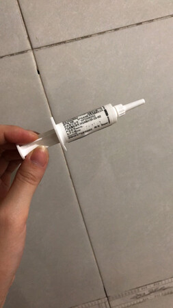 听朋友推荐买的这个，效果还挺惊艳的～一开始还感慨，一个蟑螂药也能买到这么贵，还那么多人买?现在供暖季一开始，不知道从哪里就跑出蟑螂了，听家人说用这个确实效果明显，有时候能看到蟑螂在外面爬的带死不活的哈哈哈哈～搞活动买还是挺划算的，经常备着点～
疑问的是，针管上的贴纸居然没有填写生产日期，那为什么还要在这里留出空来呢？！直接让去包装盒去找不就可以了？！?