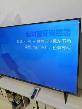 电视机已经收到安装好，电视机非常好，边框窄，屏幕大，放在客厅看着很好，我买的是65寸的电视。送货时提前联系我，我人在外地在网上买的，收货的时候我不在家，联系我老婆在家收的货。送货师傅们很细心安装好调试好，感谢师傅们，你们辛苦了谢谢。家里暂时没有拉网络，暂时没有人人在上面，电视机不错值得购买。