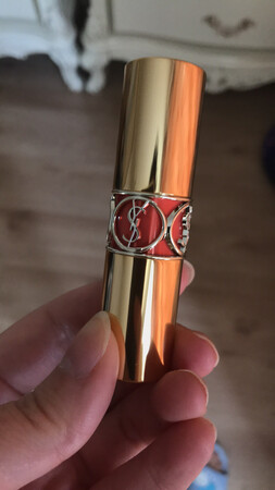 产品质感：非常有质感！
产品颜色：很好看！
滋润效果：非常滋润！
适合肤色：超级显肤色！