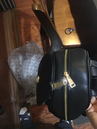 包包外观大小是喜欢的那种类形的，皮质不是喜欢的那种，外层没有拉链是磁扣个人感觉没拉链安全。