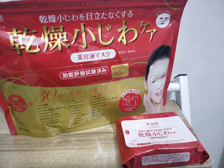 产品质感：不会滴下精华，比常规面膜精华少一些，也较为稀释，没有粘腻感
使用感受：第一次用，五分钟，无刺痛感，刀揭下来之后皮肤发红，立马用清水洗掉，皮肤过几分钟会恢复
适合肤质：我是敏感性肌肤，角质层偏薄，联系非常敏感的就不要每天用了
贴合效果：一般，因为面膜质地比较硬厚，贴合力一般
补水效果：只用了一次，目前没有感受
物流体验非常好，速度很快