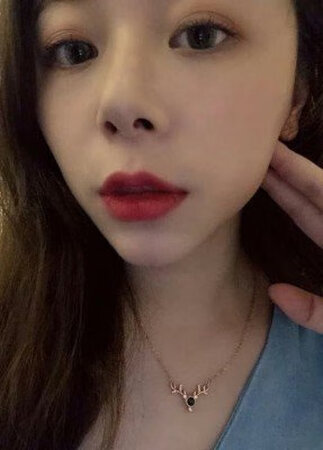 本次购物体验非常满意，项链款式很潮流，也很新颖好看，~里都看见过同款的，链子可以调节的，闺蜜戴着很合适，之后还会继续在这家店里购买的