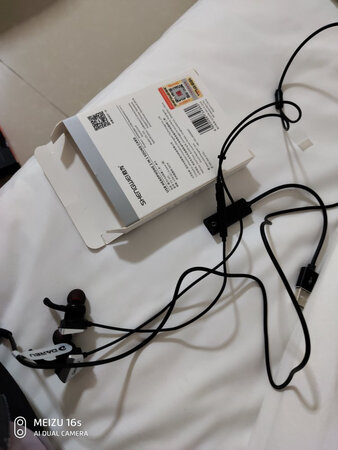 还行吧！！！耳机线上的控制器不知道怎么回事调不了音量！