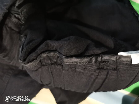商品符合度很高，客服给我推荐的尺码，穿上刚刚好，发货速度也很快。裤子的做工精致，面料材质不错。