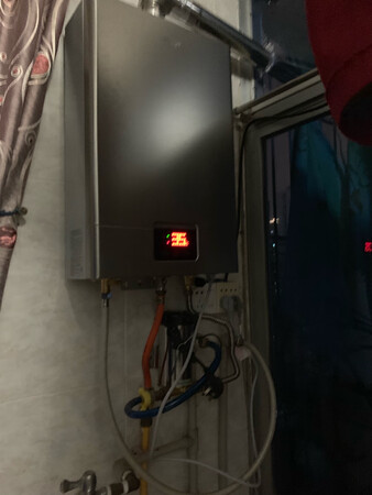外形外观：外观很美观。也特别大气。
安装服务：安装师傅特别好。特别细心。大晚上的，还上门帮忙安装，特别感动！
噪音大小：噪音属于正常范围。不算太大声。
恒温效果：恒温还是很稳定的。后续继续观察。
出水速度：出水速度也挺快的。是一次非常好的购物体验！